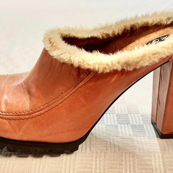 Size 8.5 Medium XOXO Dark Tan Leather Saddle Clogs with Fur Edge & Microsuede In - Picture 3 of 11